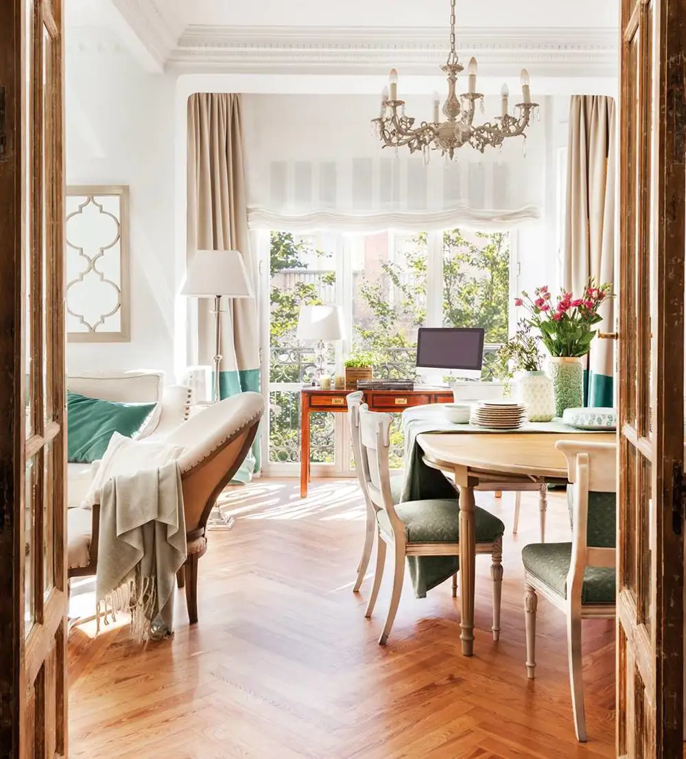 Salón comedor con suelo madera y escritorio