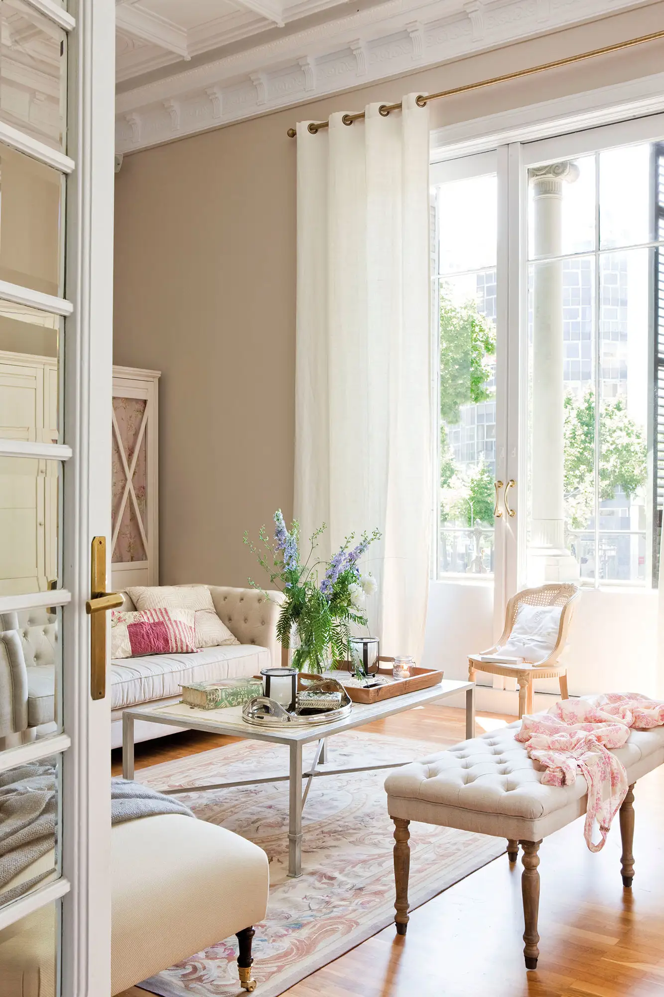 Salón de estilo femenino en blanco y rosa