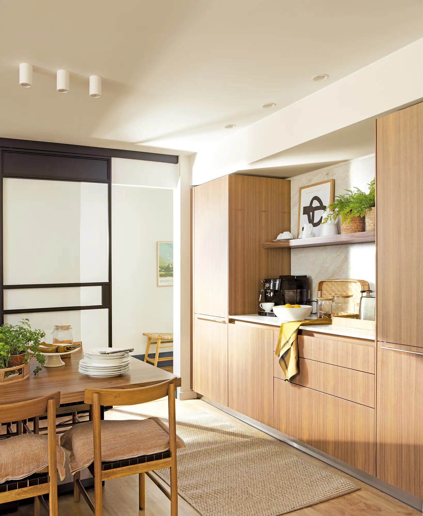 Cocina en madera con puerta de acceso de cristal