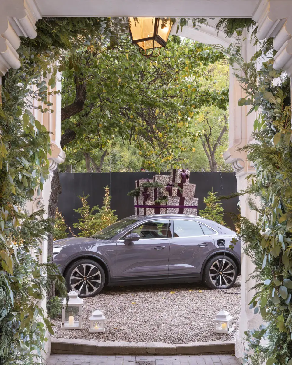 El jardín del palacio de Santa Bárbara con un Porsche aparcado en la puerta