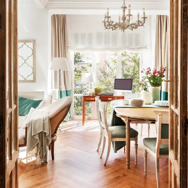 Salón comedor con suelo madera y escritorio