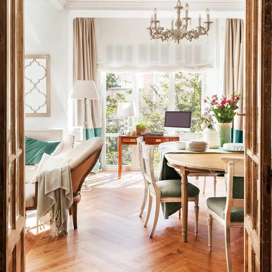 Salón comedor con suelo madera y escritorio