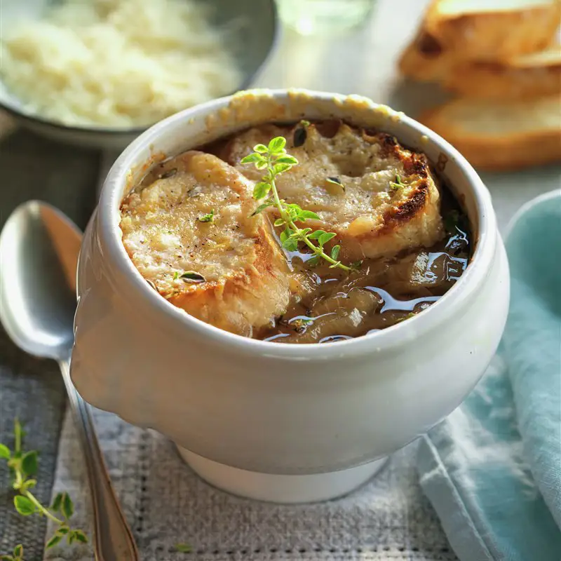 Sopa de cebolla gratinada al horno