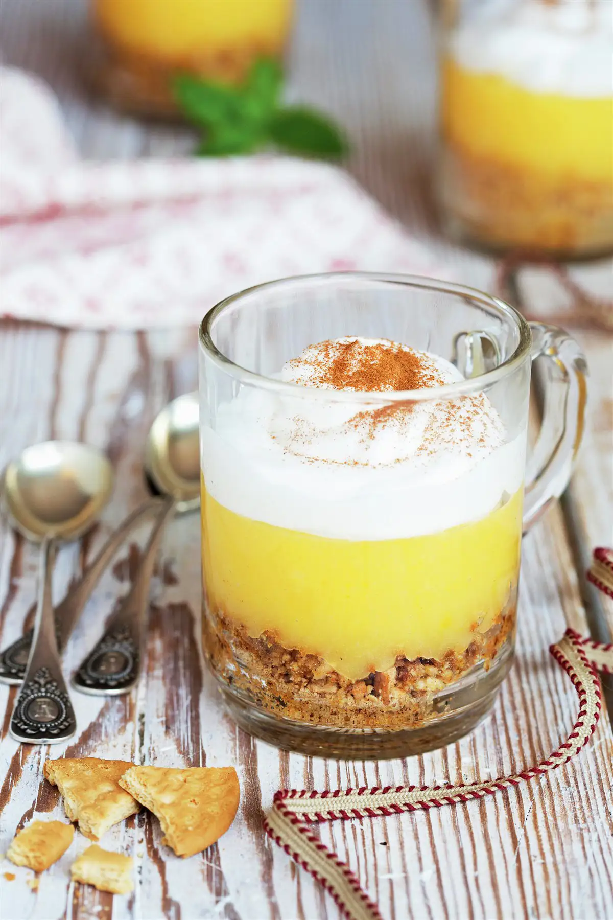 Vasitos de crema de limón con galletas