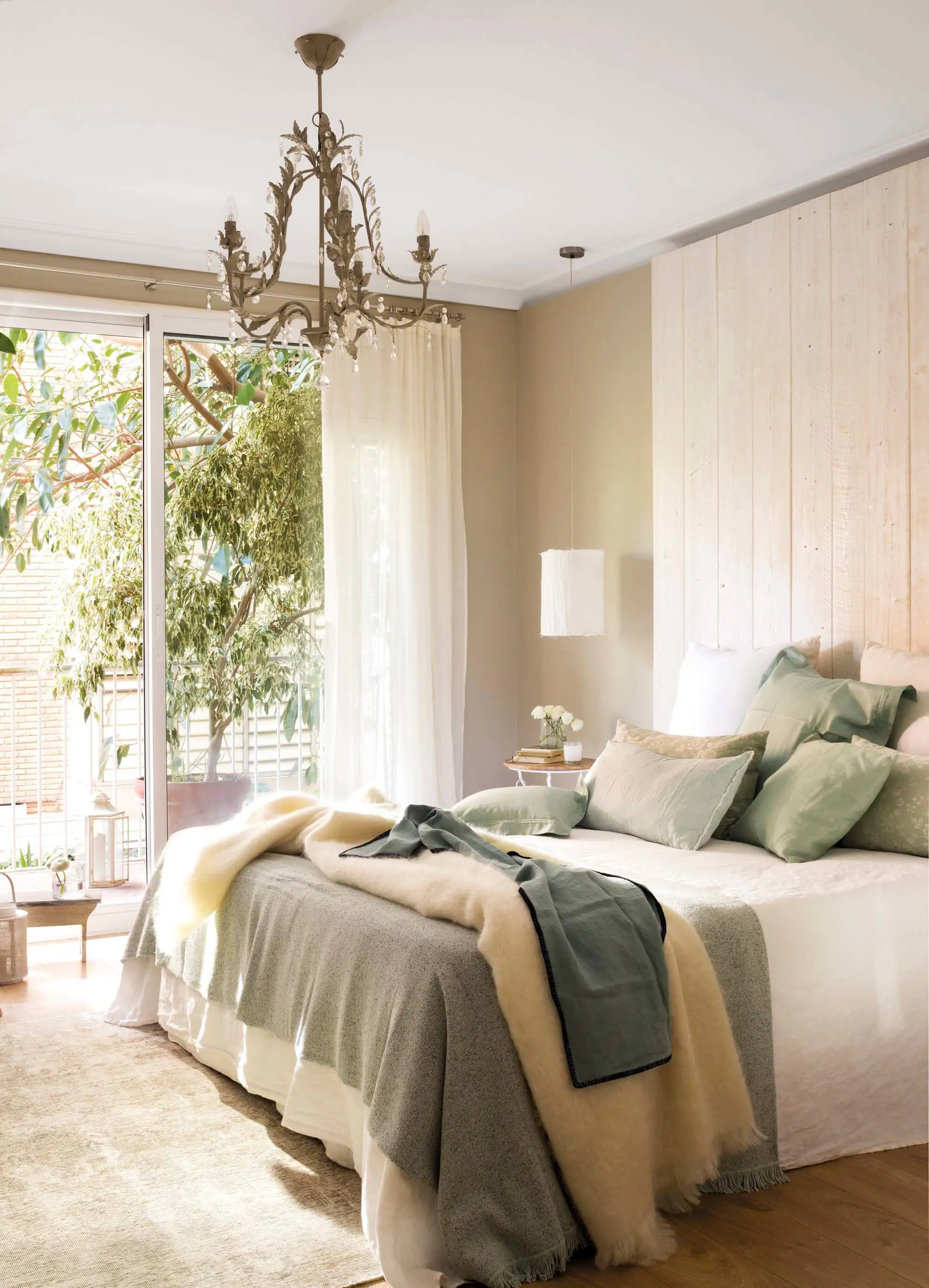 00474477 dormitorio blanco y gris con lámpara vintage