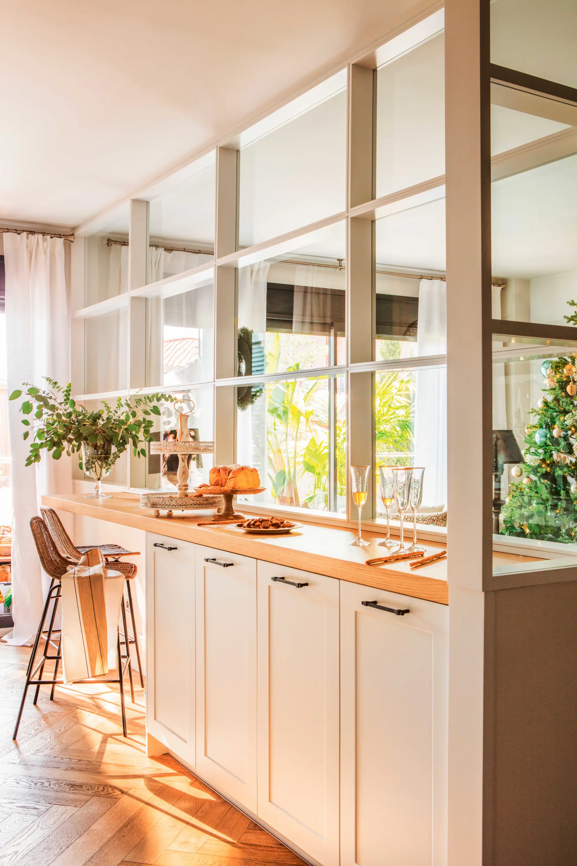 Cocina con cerramiento acristalado de madera lacado en blanco