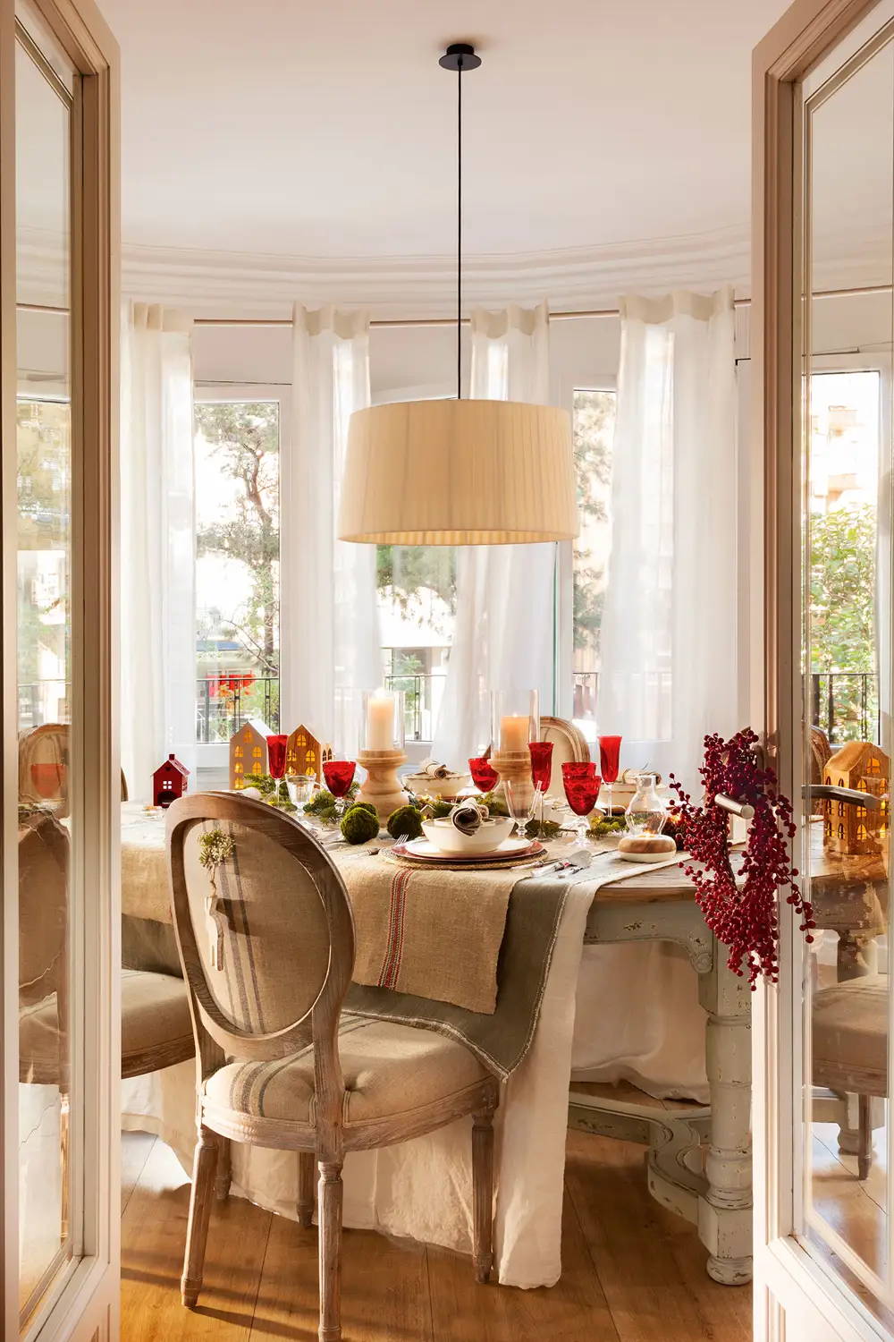 Comedor vestido de Navidad con detalles en rojo