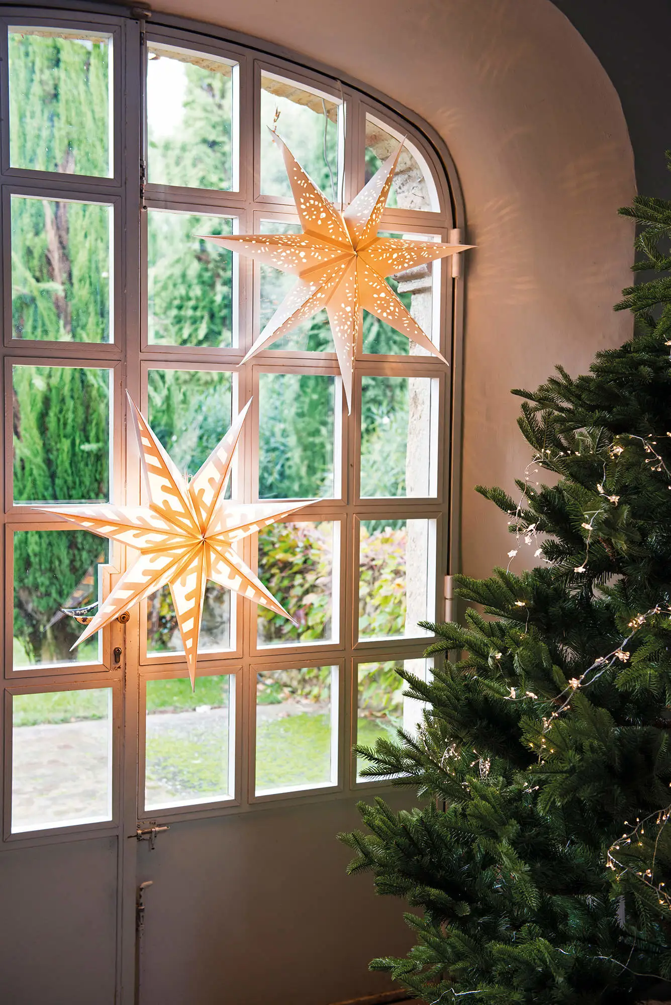 Adornos en forma de estrella en la ventana.