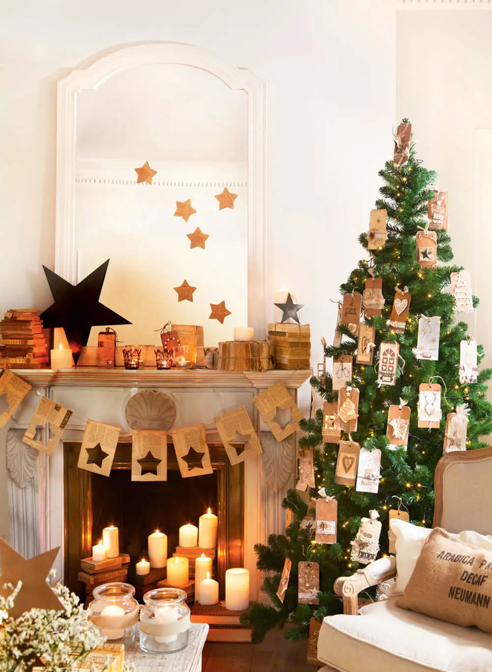 Árbol de Navidad junto a una chimenea decorada con velas.