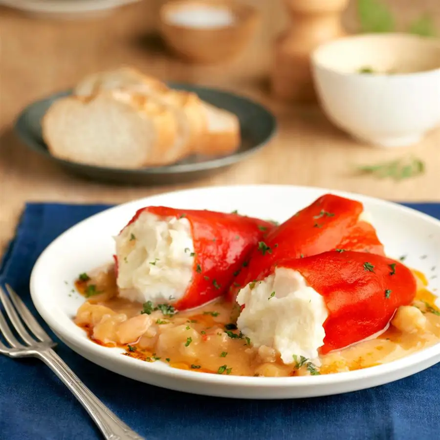 Pimientos rellenos brandada con salsa de gambas 