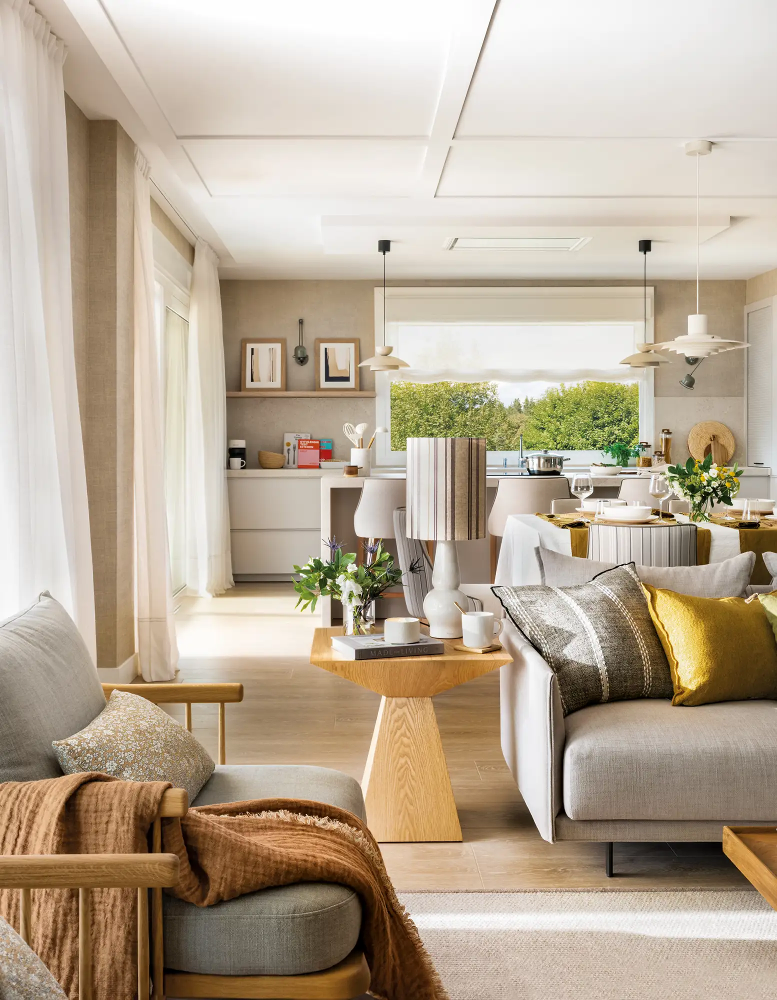 Salón cálido con comedor y cocina al fondo