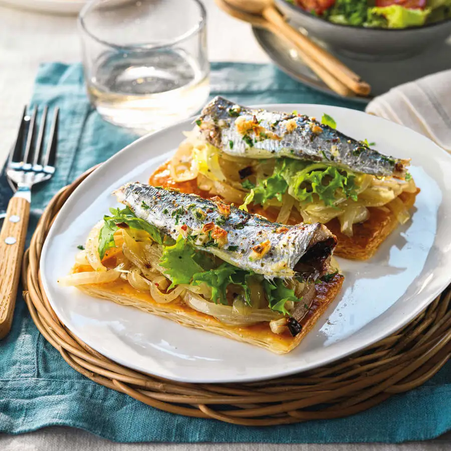 Tostas de hojaldre con sardinas al horno y cebolla confitada