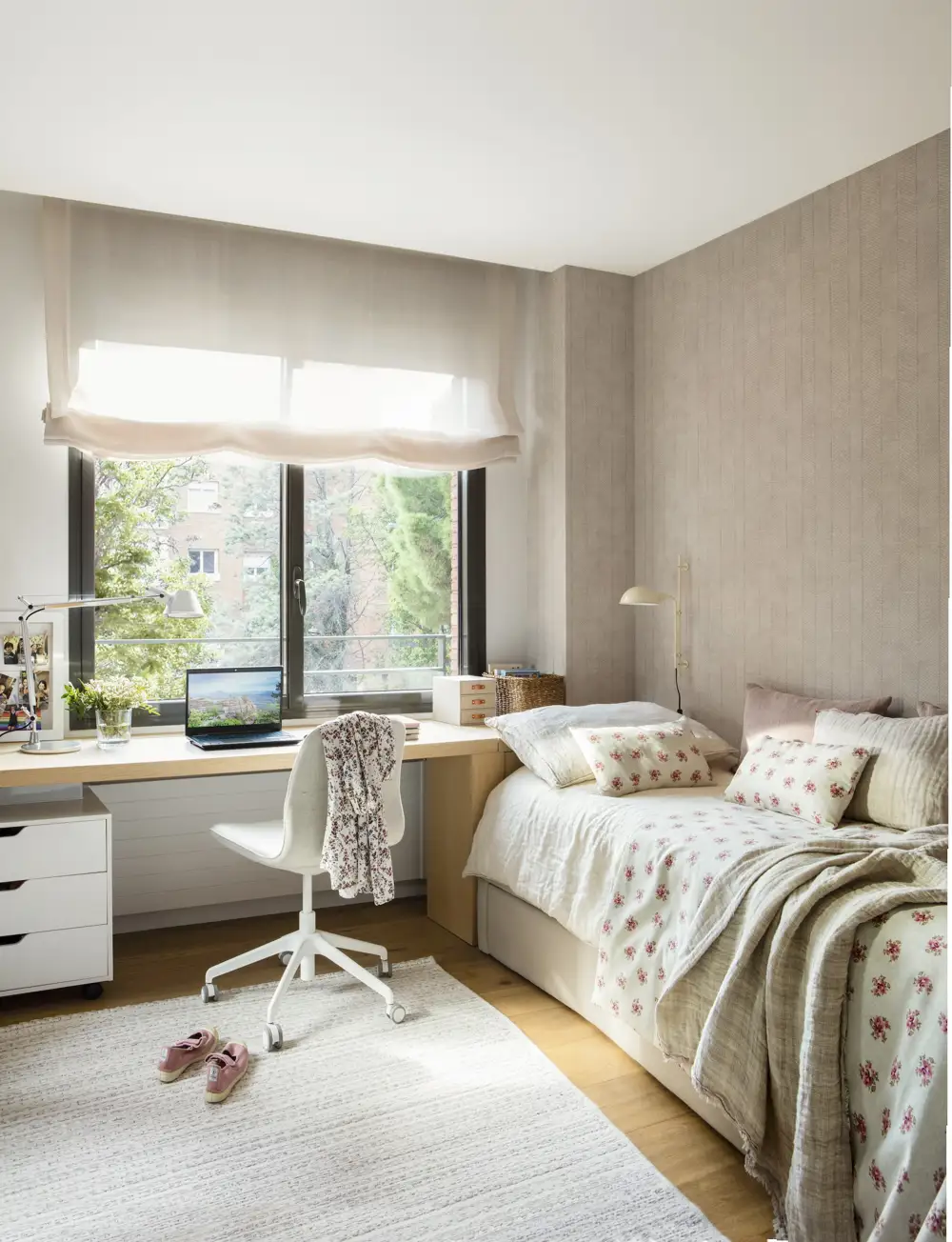 00558569 Dormitorio juvenil con escritorio bajo la ventana