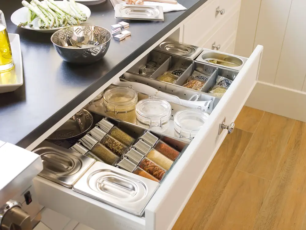 Cajón de cocina ordenado con especieros_332192