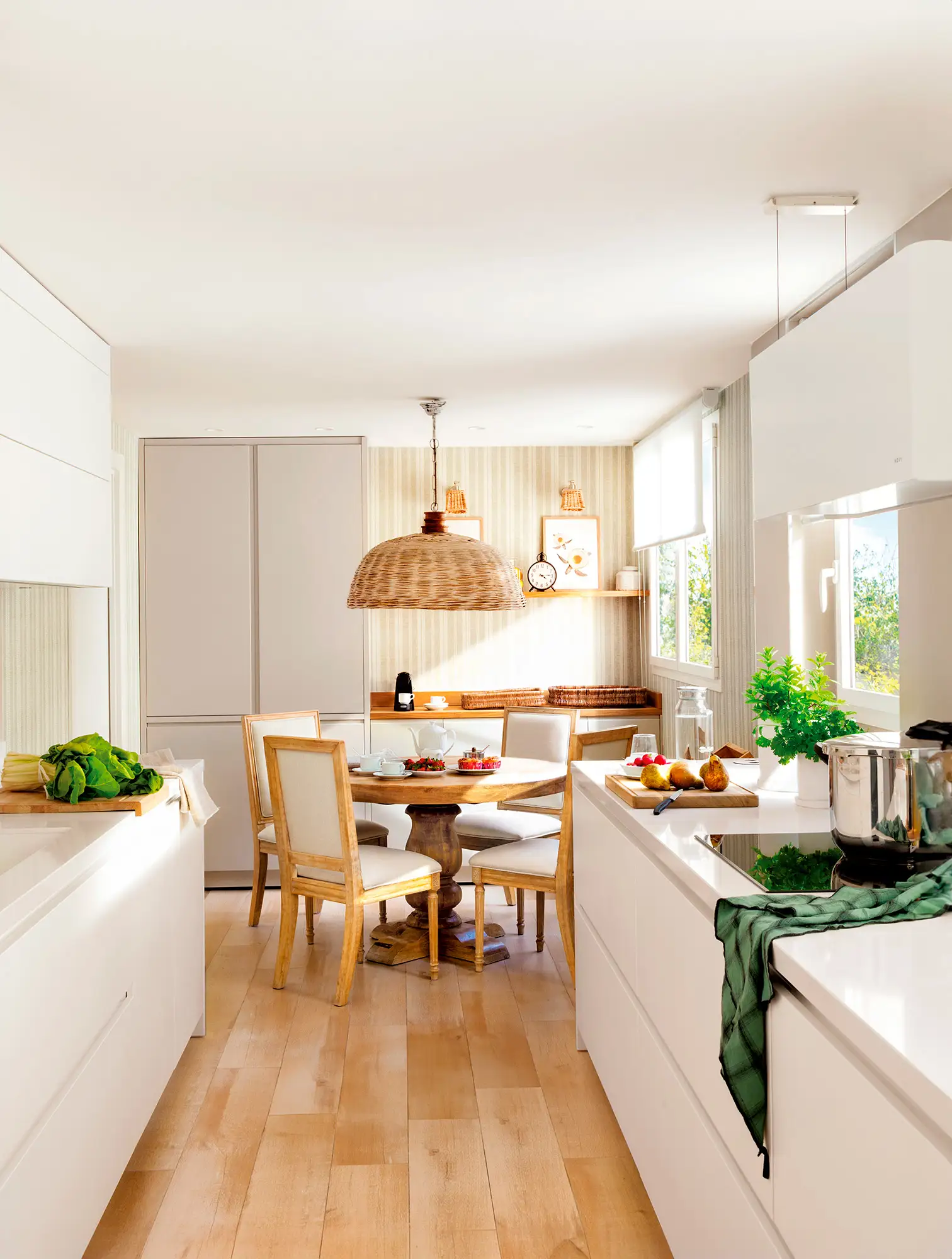 Cocina con office equipado con mesa redonda