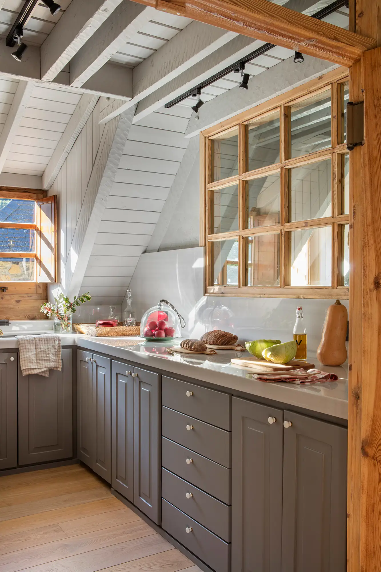 Cocina pequeña con muebles en gris y madera