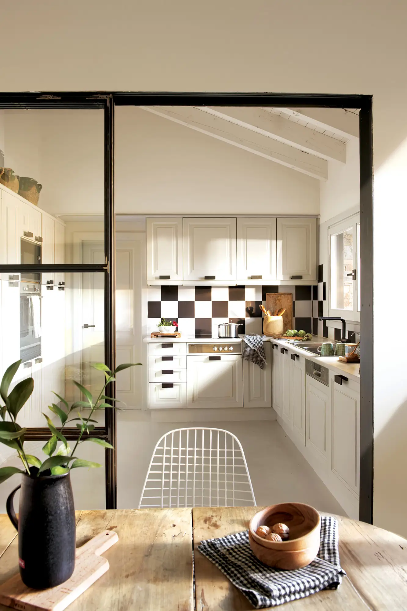 Cocina pequeña cuadrada con cerramiento de cristal.