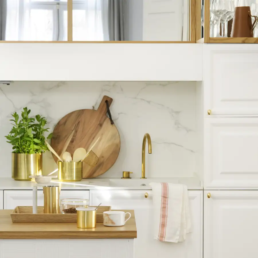 detalle cocina blanca con complementos madera y dorados_00481845