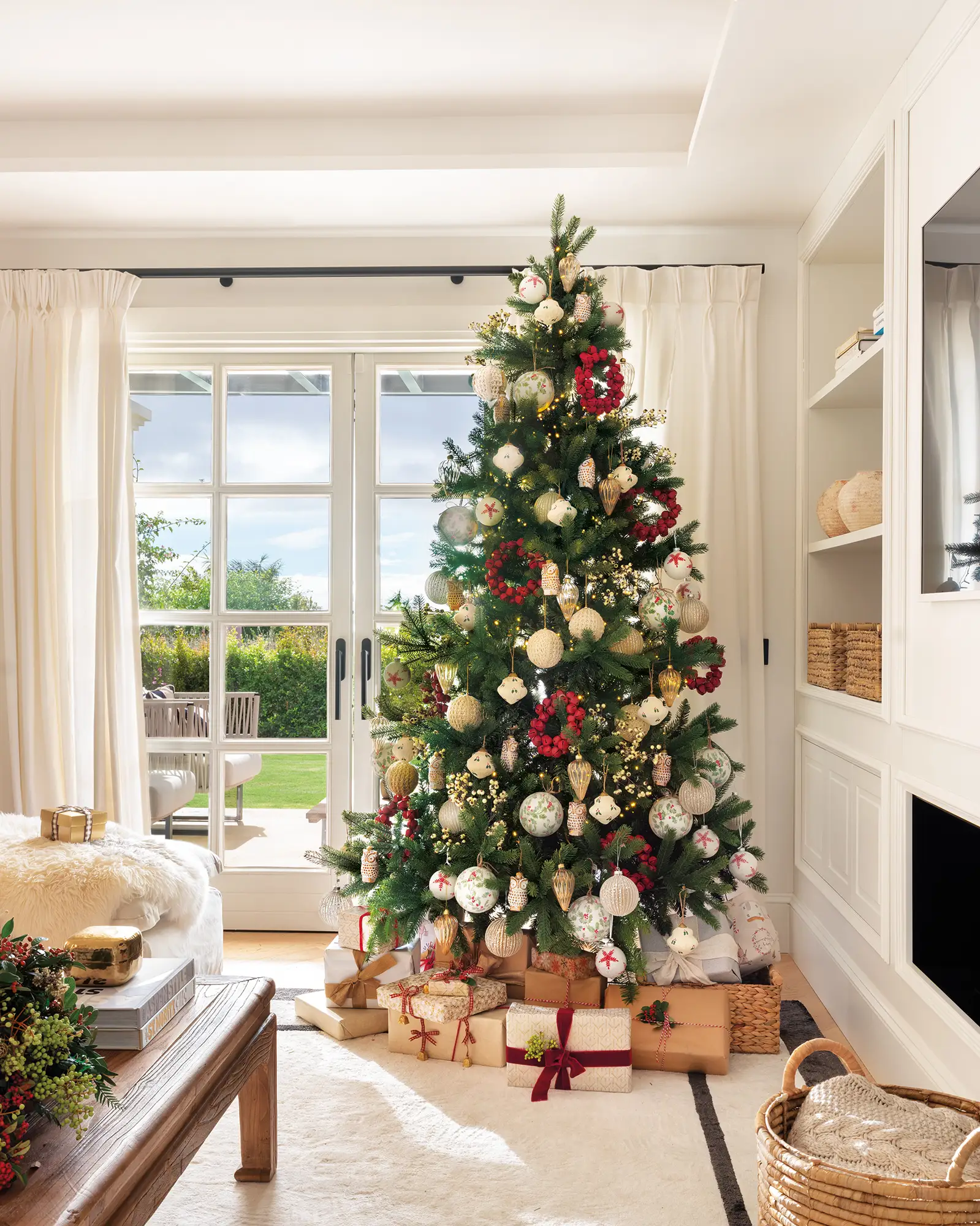 Árbol de Navidad con detalles rojos, dorados y blancos.
