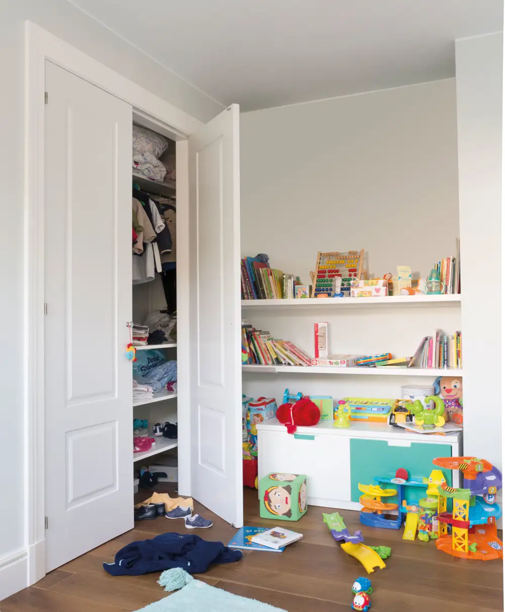 habitación infantil desordenada con caos en el armario y juguetes_464830