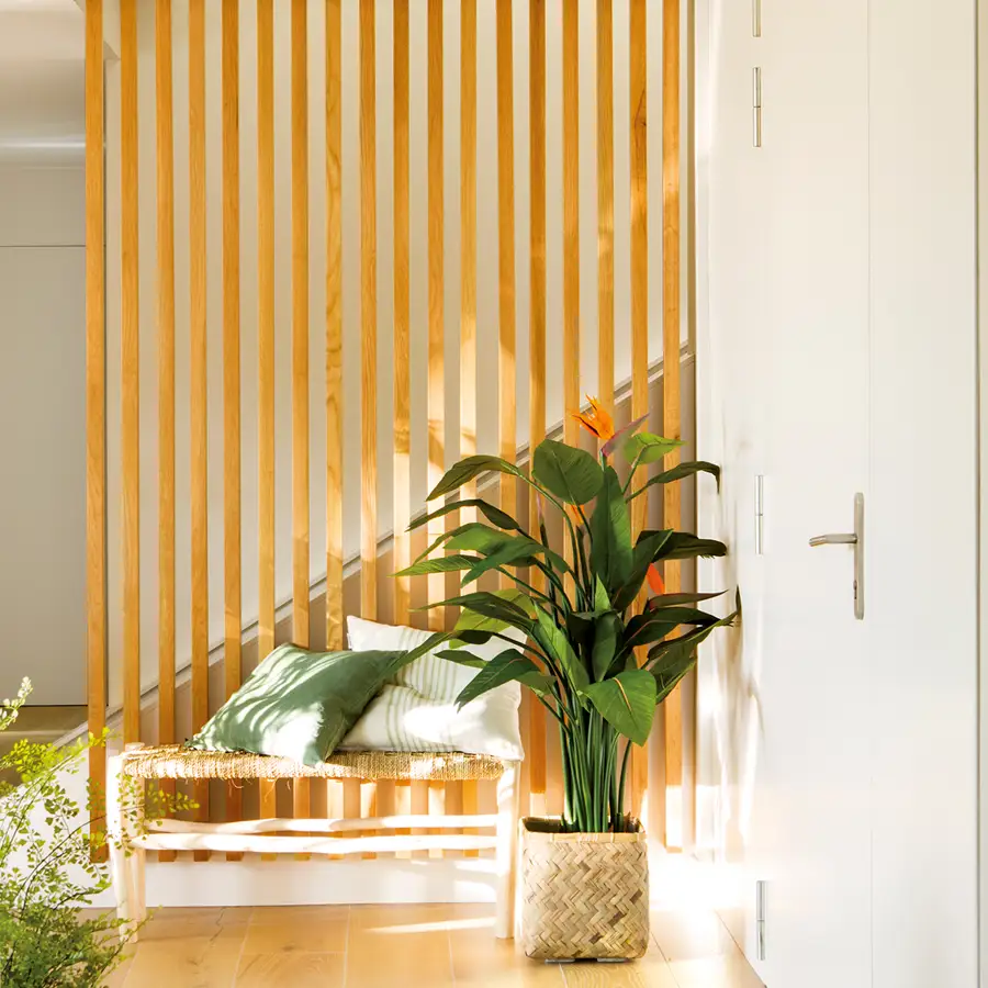 Recibidor con panel de listones de madera