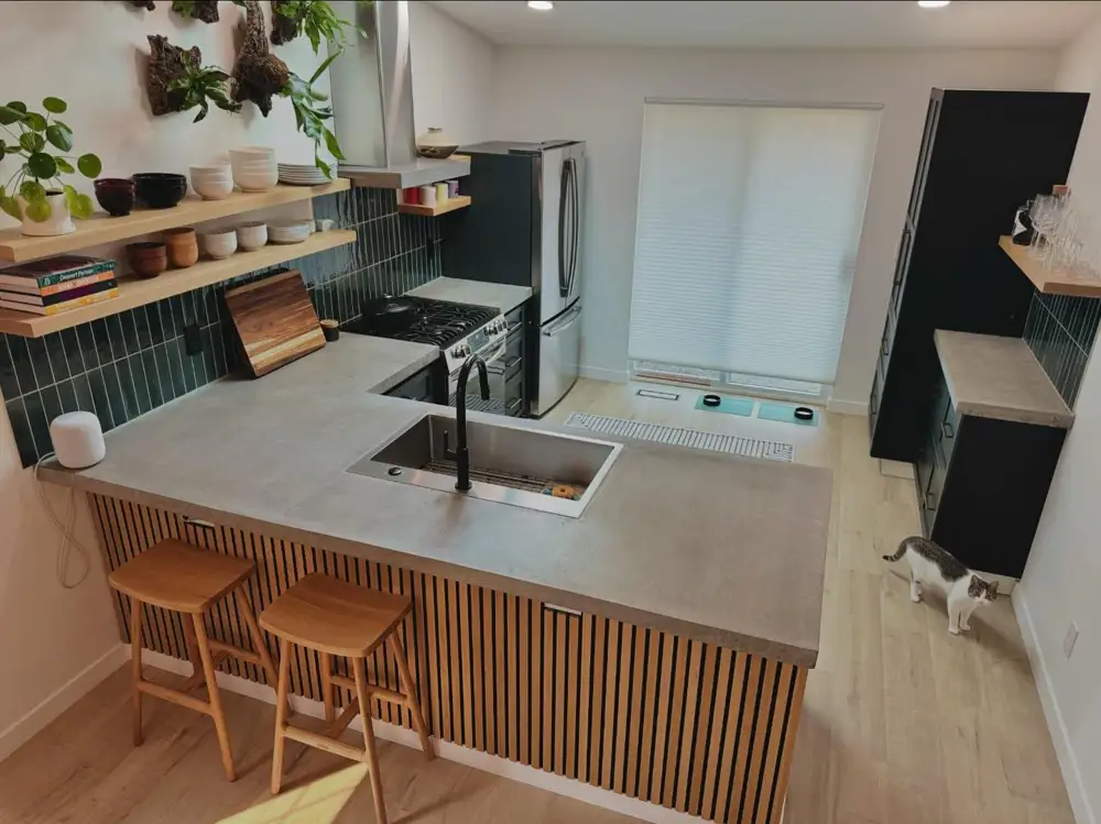 Una cocina renovada con forma de L