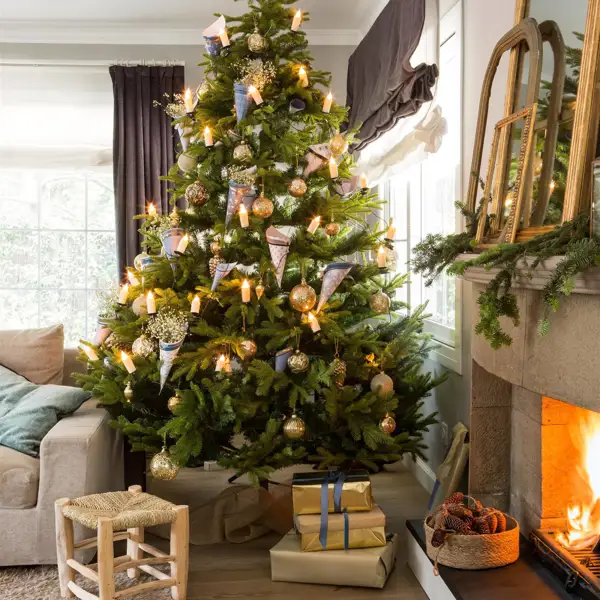 ¡Adiós al típico pie de árbol de Navidad! Este es el truco de los decoradores para ganar estilo (y espacio) en esta Navidad 2024 