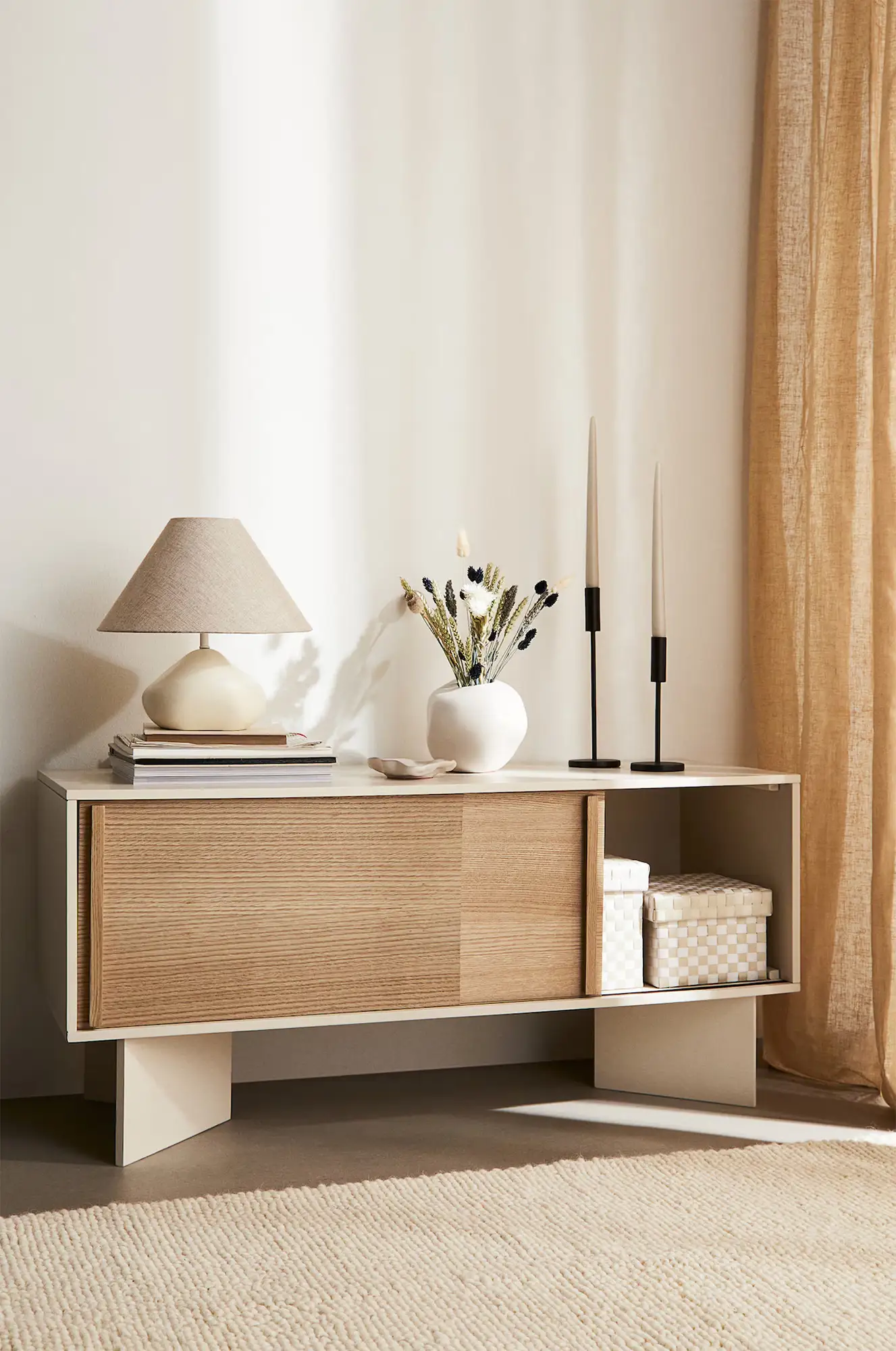 Mueble bajo con puertas correderas en madera de H&M Home.