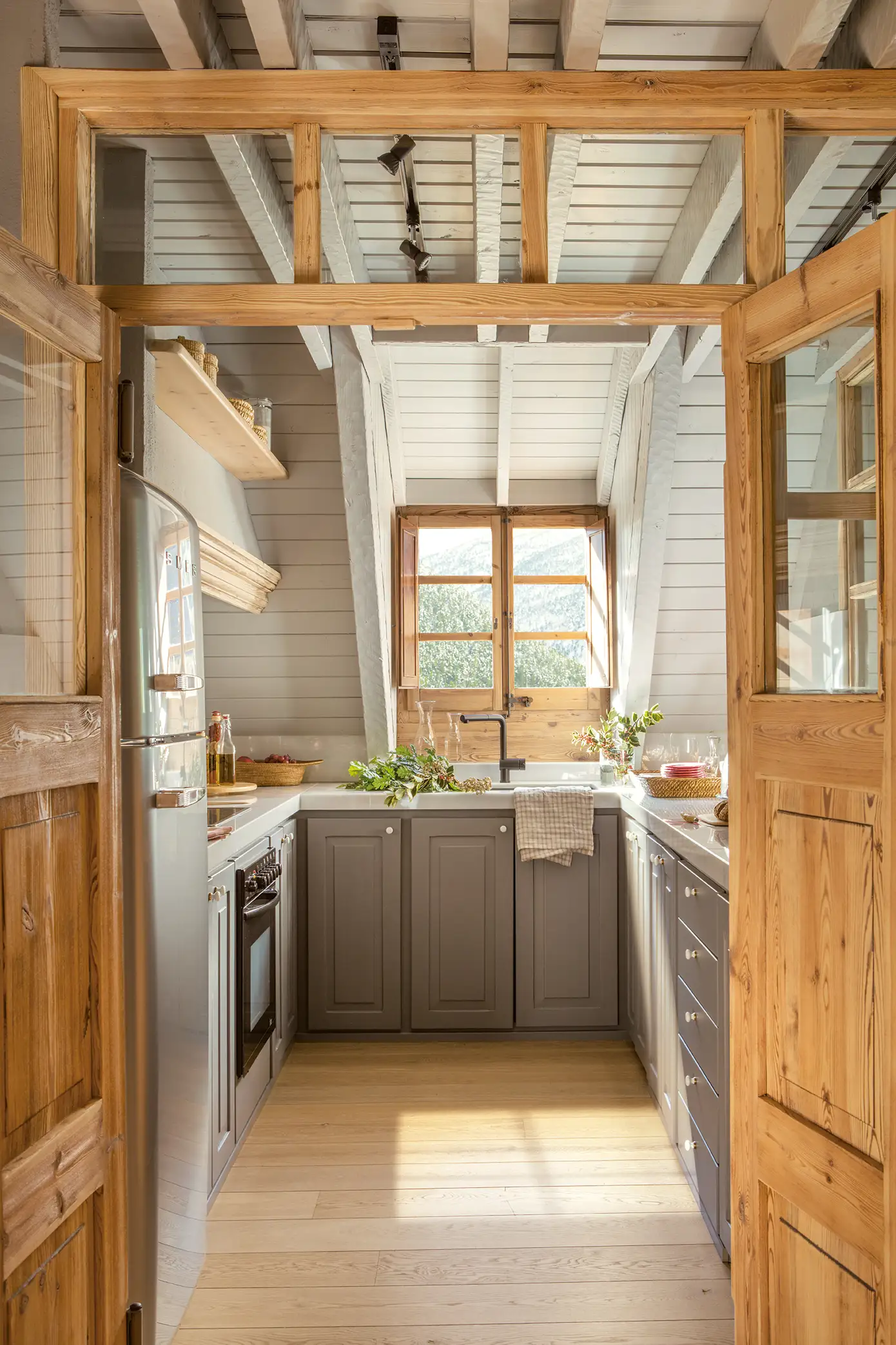 Cocina rústica con muebles pintados en gris