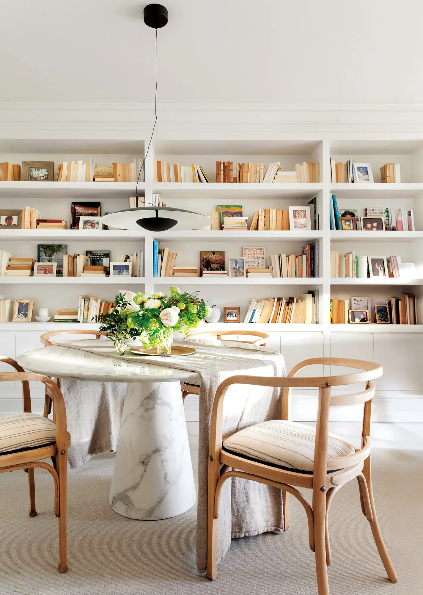 Comedor de un piso pequeño, decorado por Natalia Zubizarreta