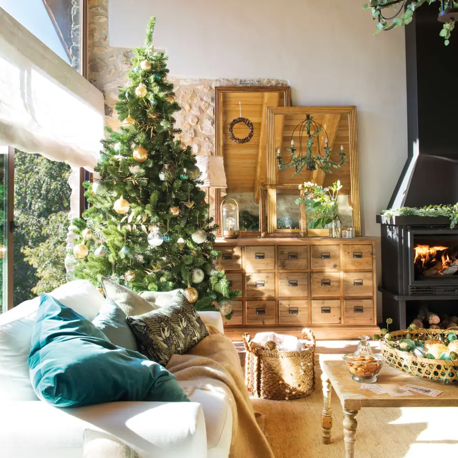 Detalle de salón con cómoda de madera y árbol de Navidad