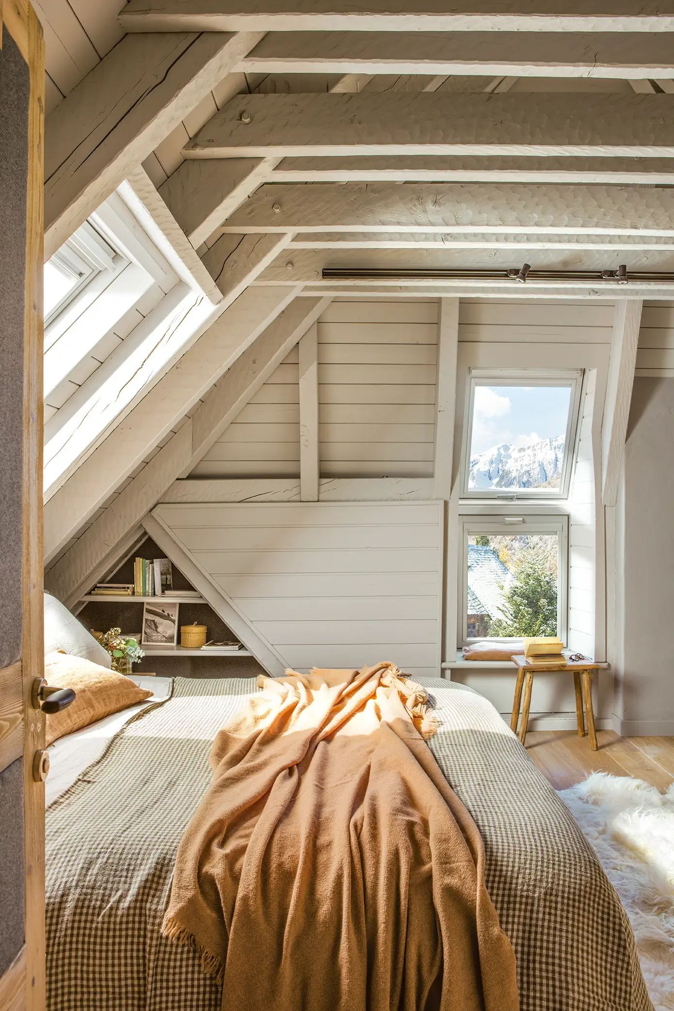 Dormitorio rústico con mini librería