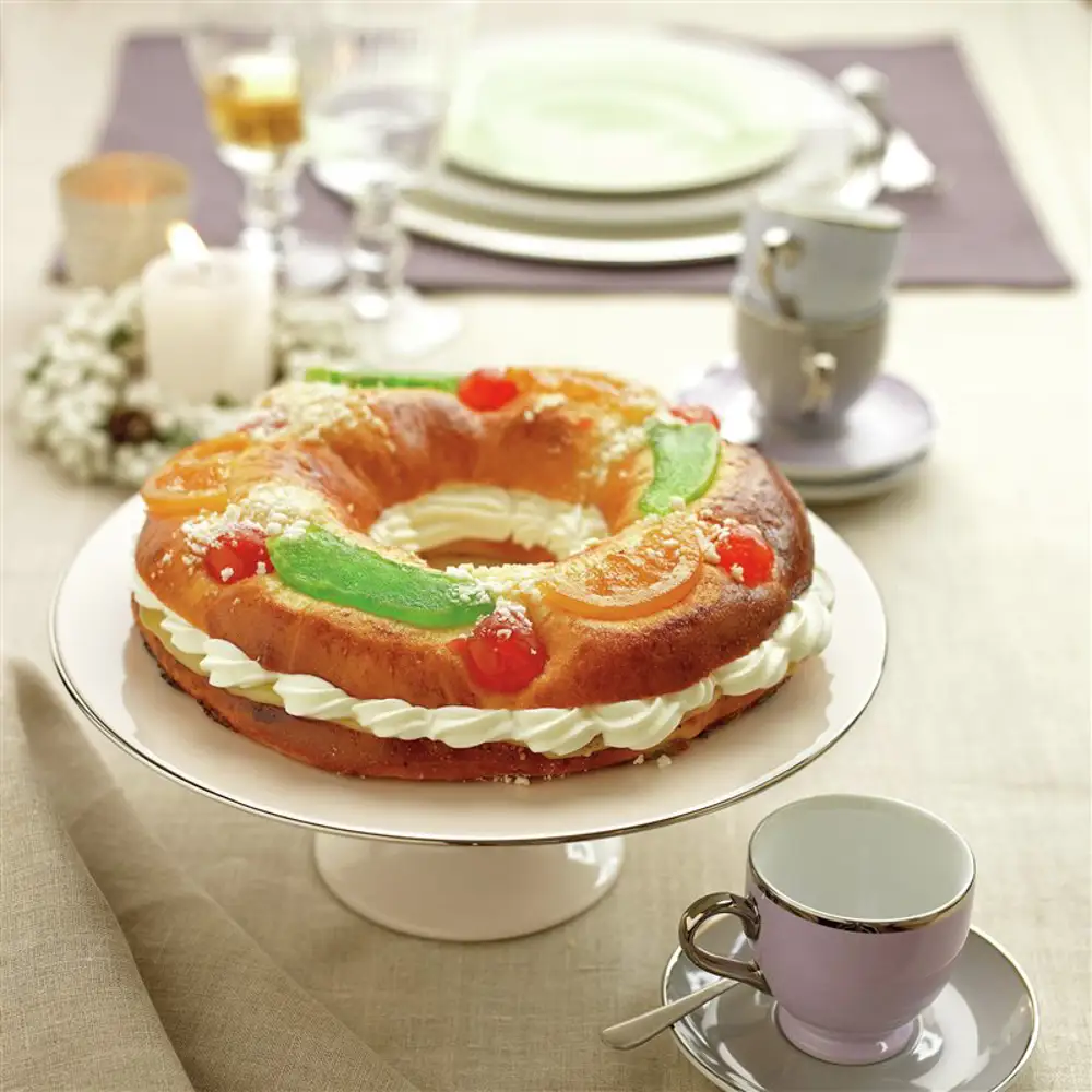 Roscón de Reyes relleno de yema y nata 