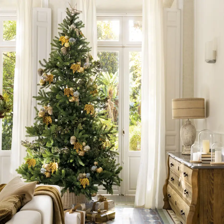 Salón con mueble de madera y árbol de Navidad dorado