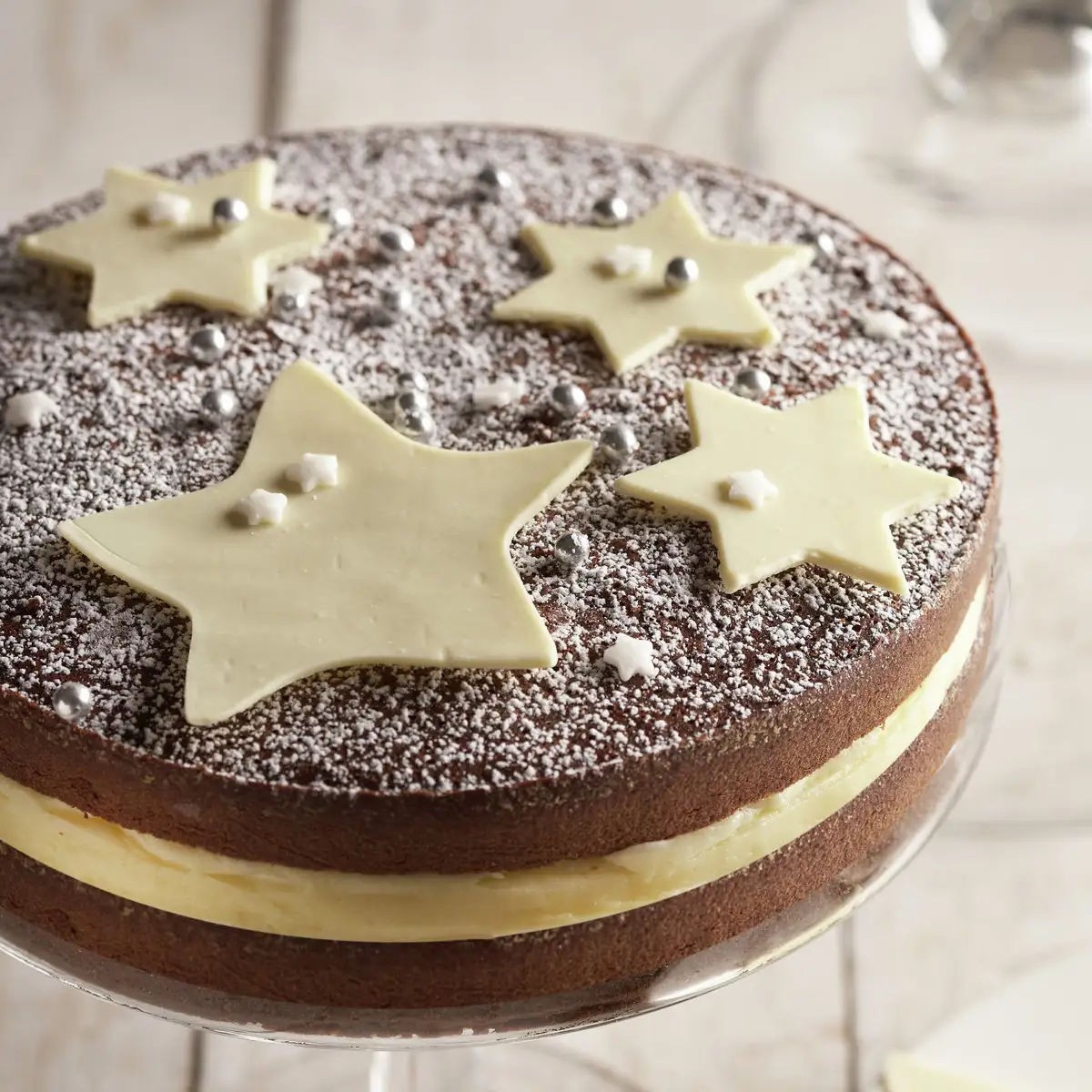 Tarta de Navidad con estrellas de chocolate blanco