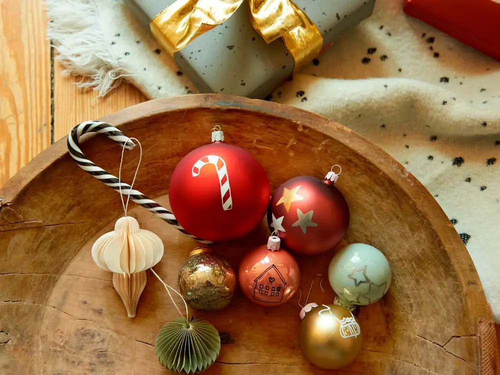 Bolas de Navidad decoradas con productos edding