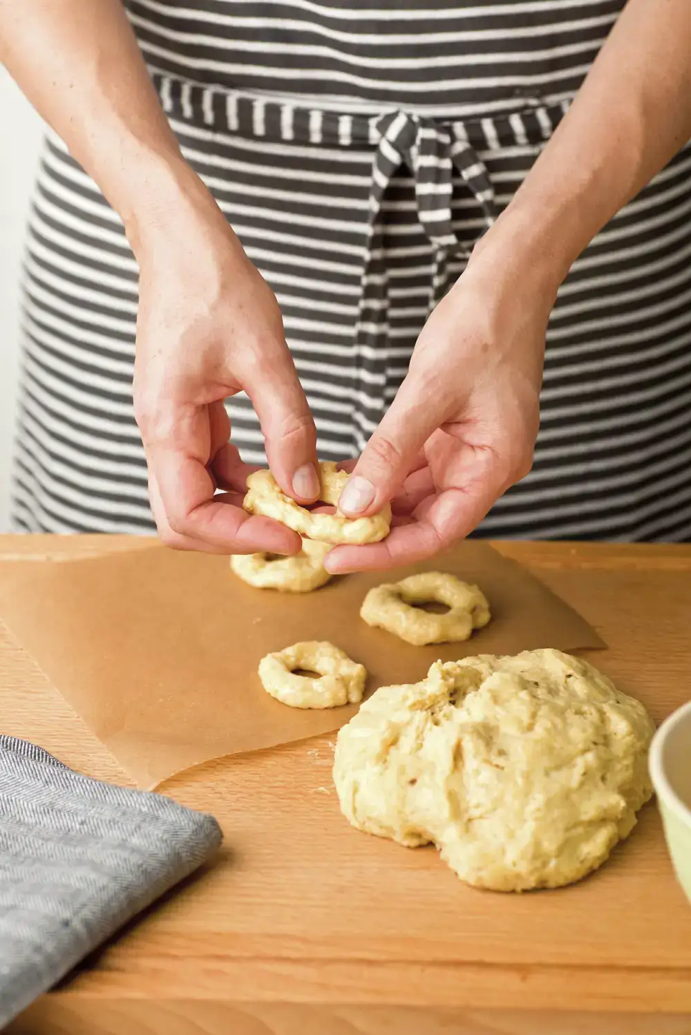 Formando rosquillas de anís con las manos