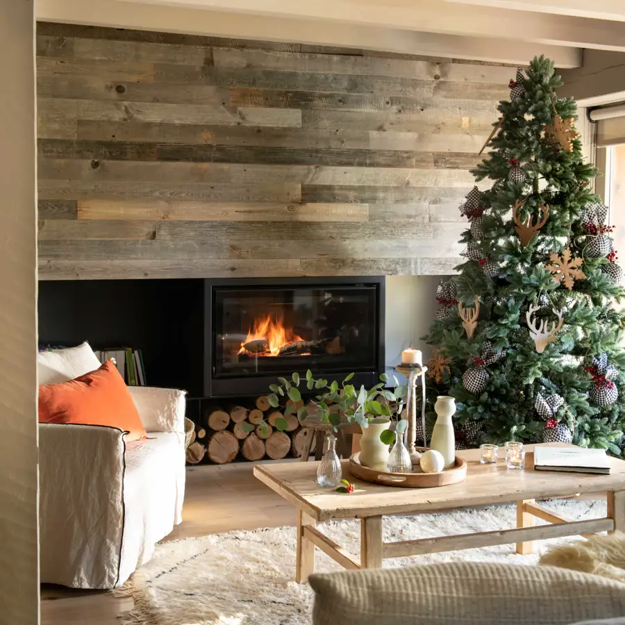 Salón rústico con chimenea y árbol de Navidad