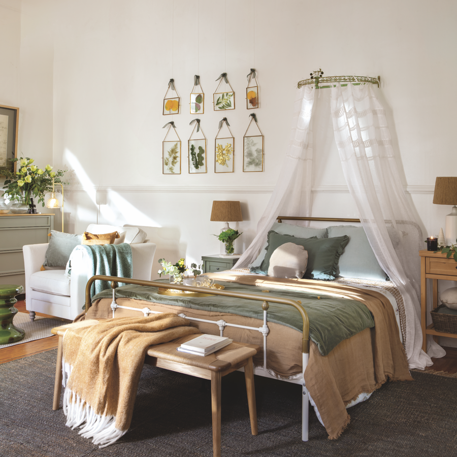 Las láminas de estilo vintage del dormitorio principal de La Casa de Navidad de El Mueble son de La Redoute