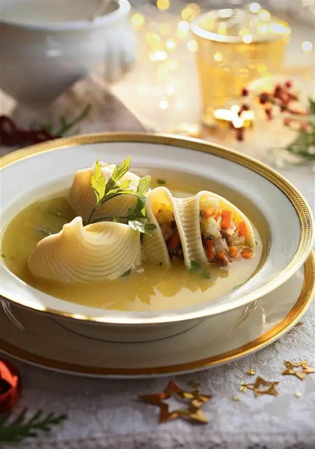 Primeros platos para Navidad: caldo de Navidad con caracolas rellenas