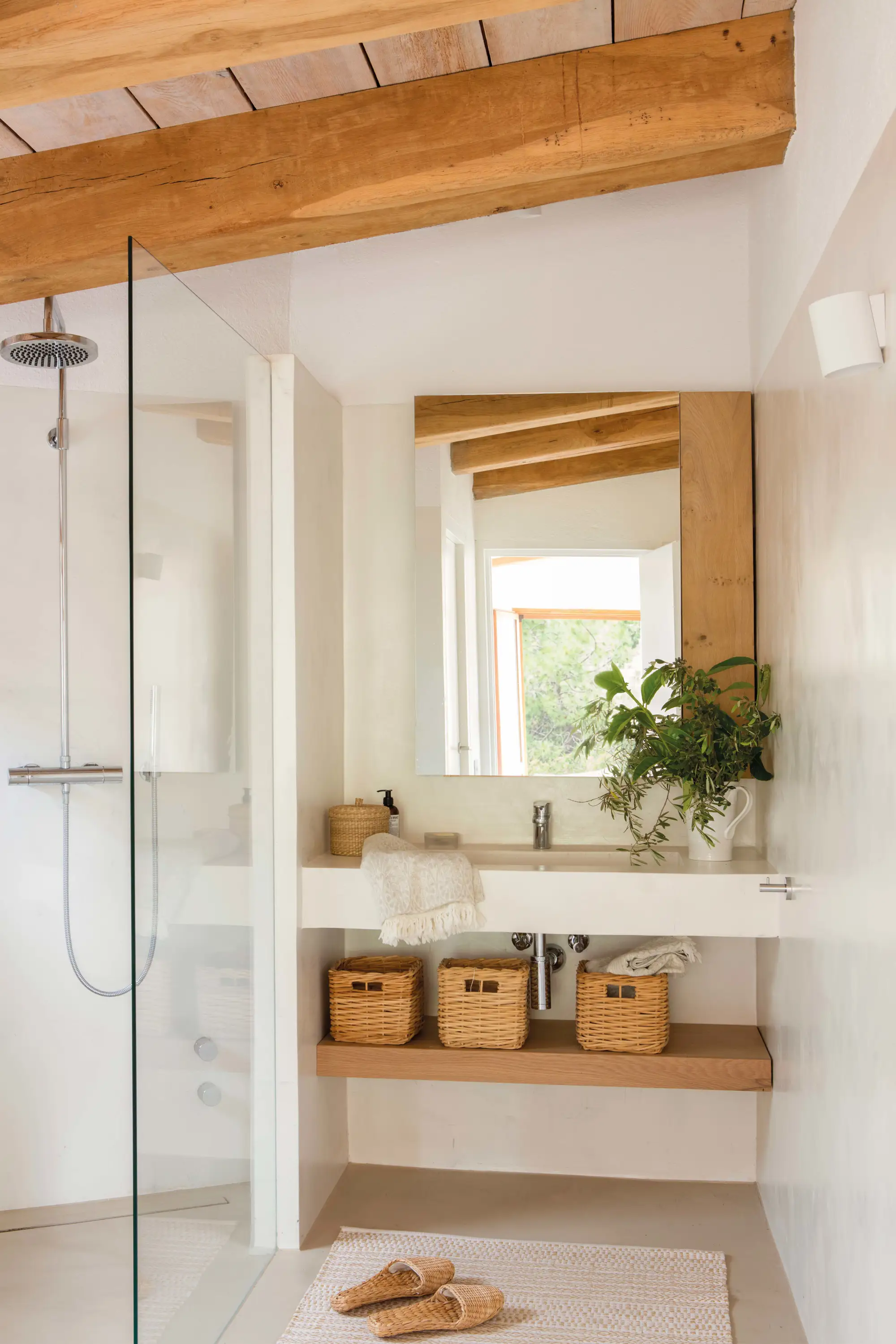 Baño pequeño con vigas, mueble volado y ducha.