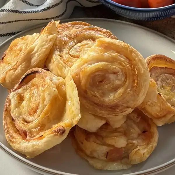 Rosa de hojaldre, jamón y queso, el aperitivo de Navidad más rápido que se hace en 15 minutos