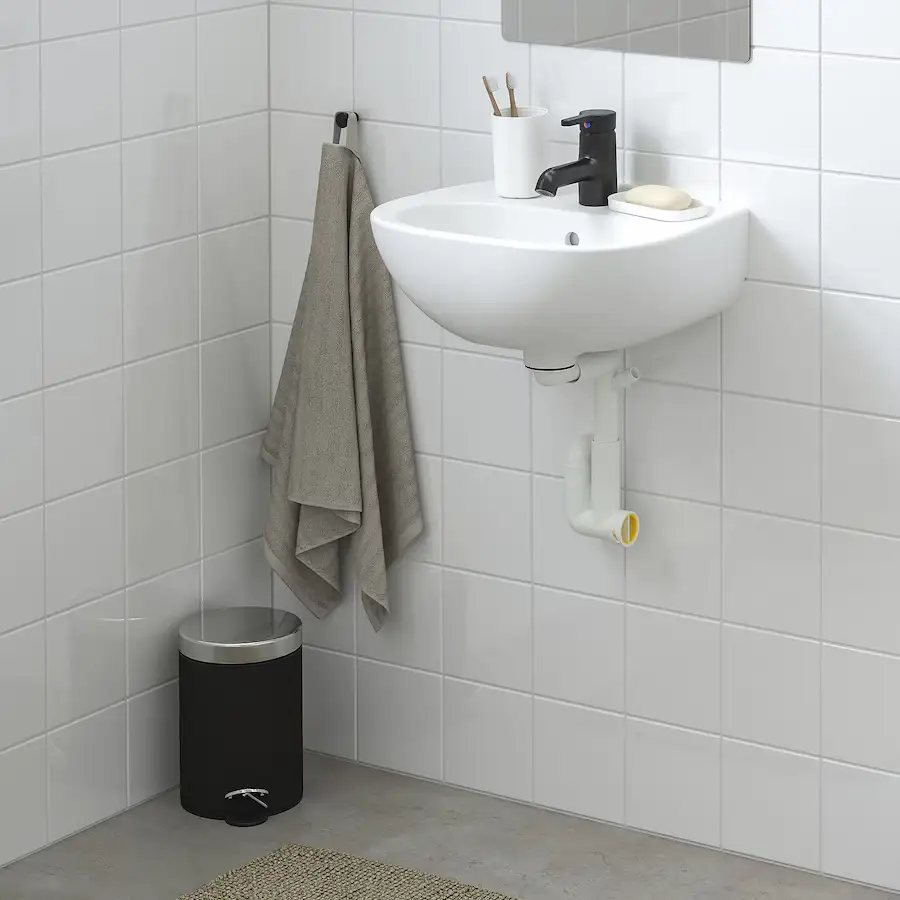 Baño con lavabo suspendido pequeño y blanco de IKEA