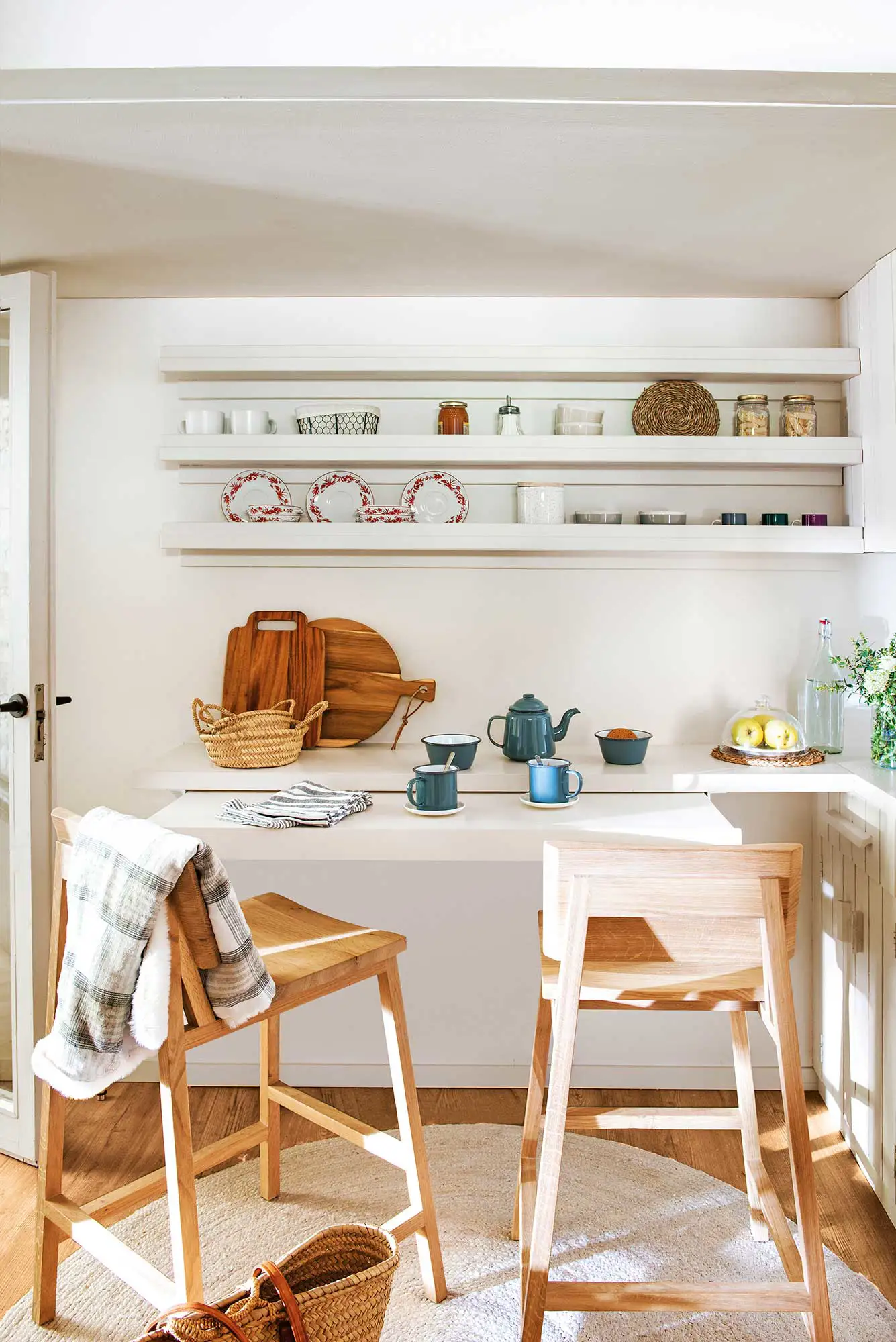 Zona de comedor en la cocina con barra extraíble.