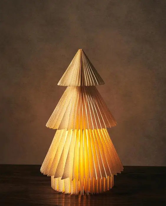 Árbol de Navidad de papel con luces