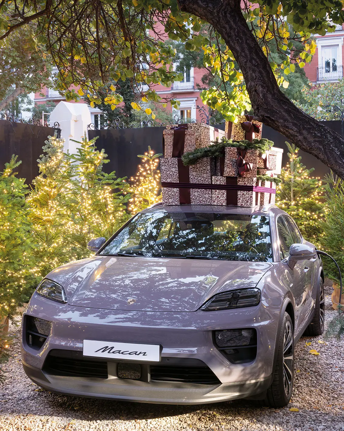 Jardín de La Casa de Navidad de El Mueble con coche Porsche