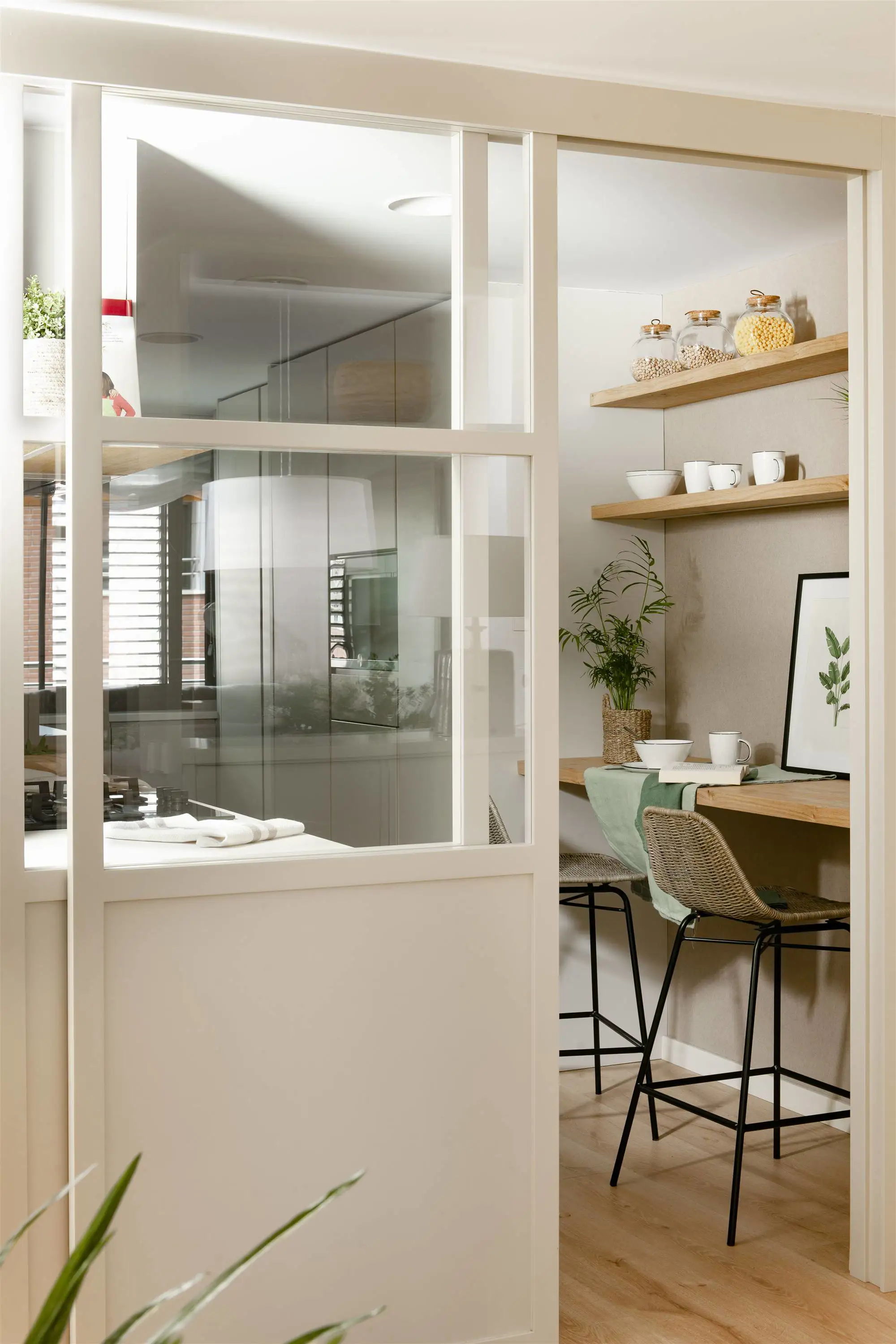 Cocina con puerta corredera de cristal.