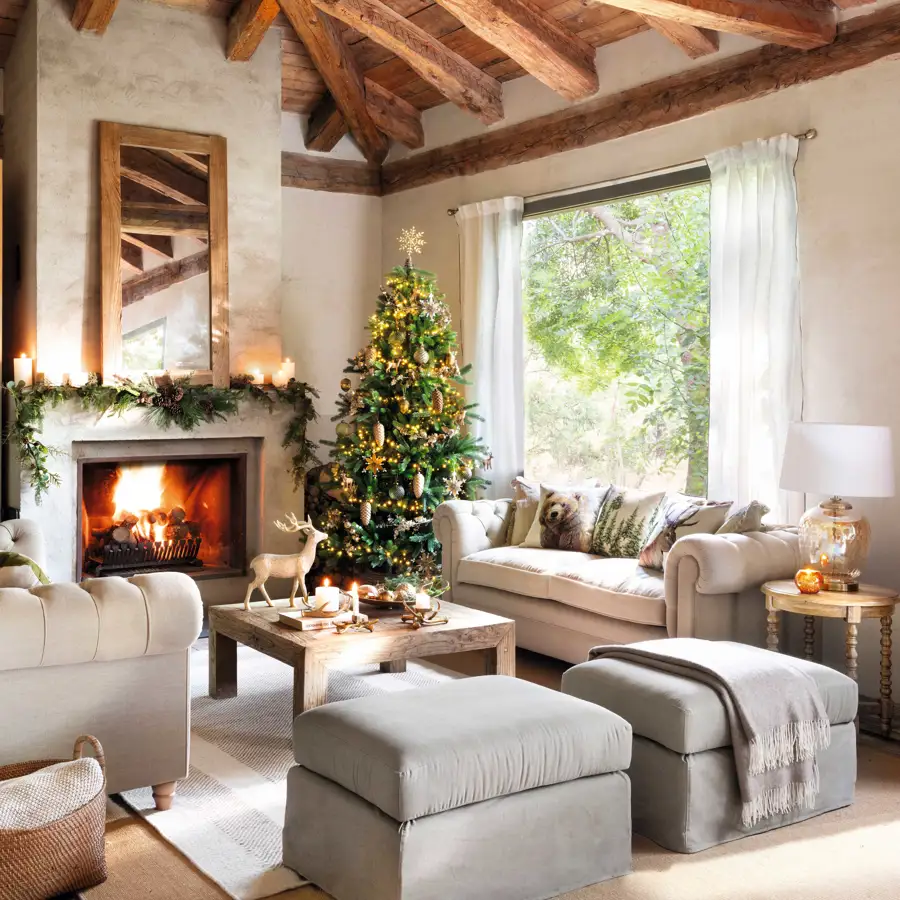 Salón con chimenea, vigas y árbol de navidad