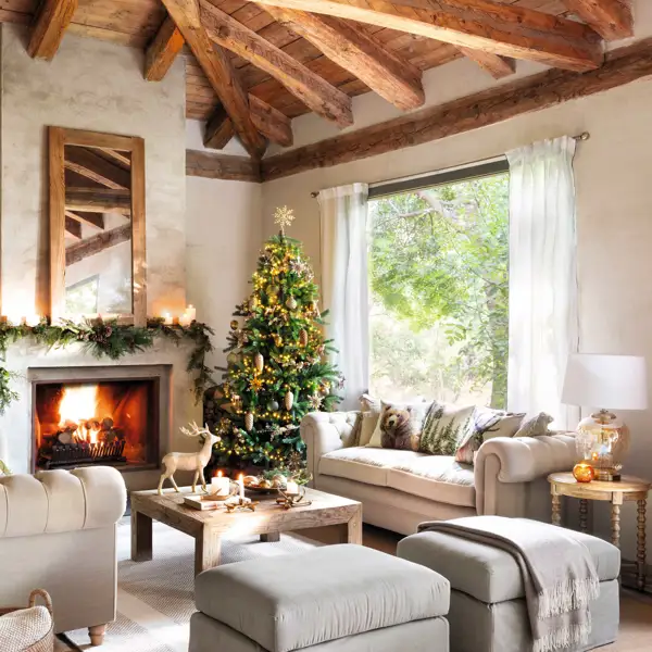 Salón con chimenea, vigas y árbol de navidad