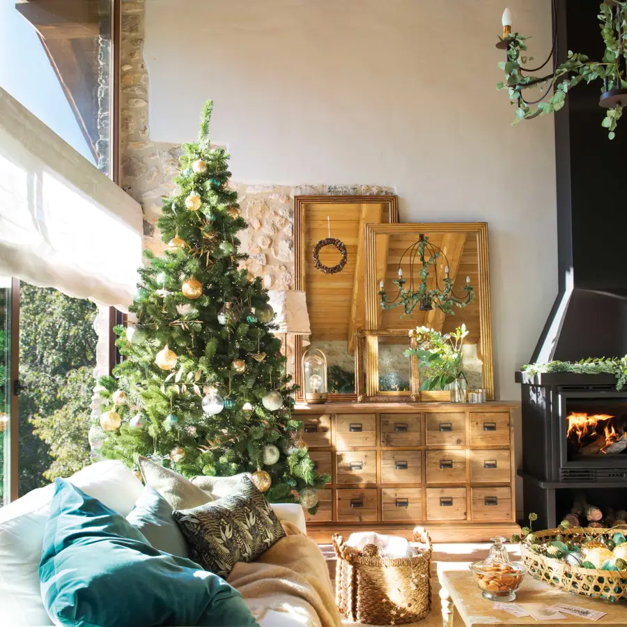 Detalle de salón con cómoda de madera y árbol de Navidad